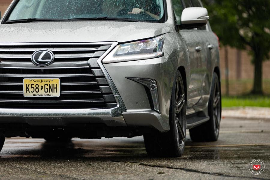 Детали экстерьера Lexus LX570 on Vossen Wheels (HC-1) 2017 года  (фото 11 из 43)
